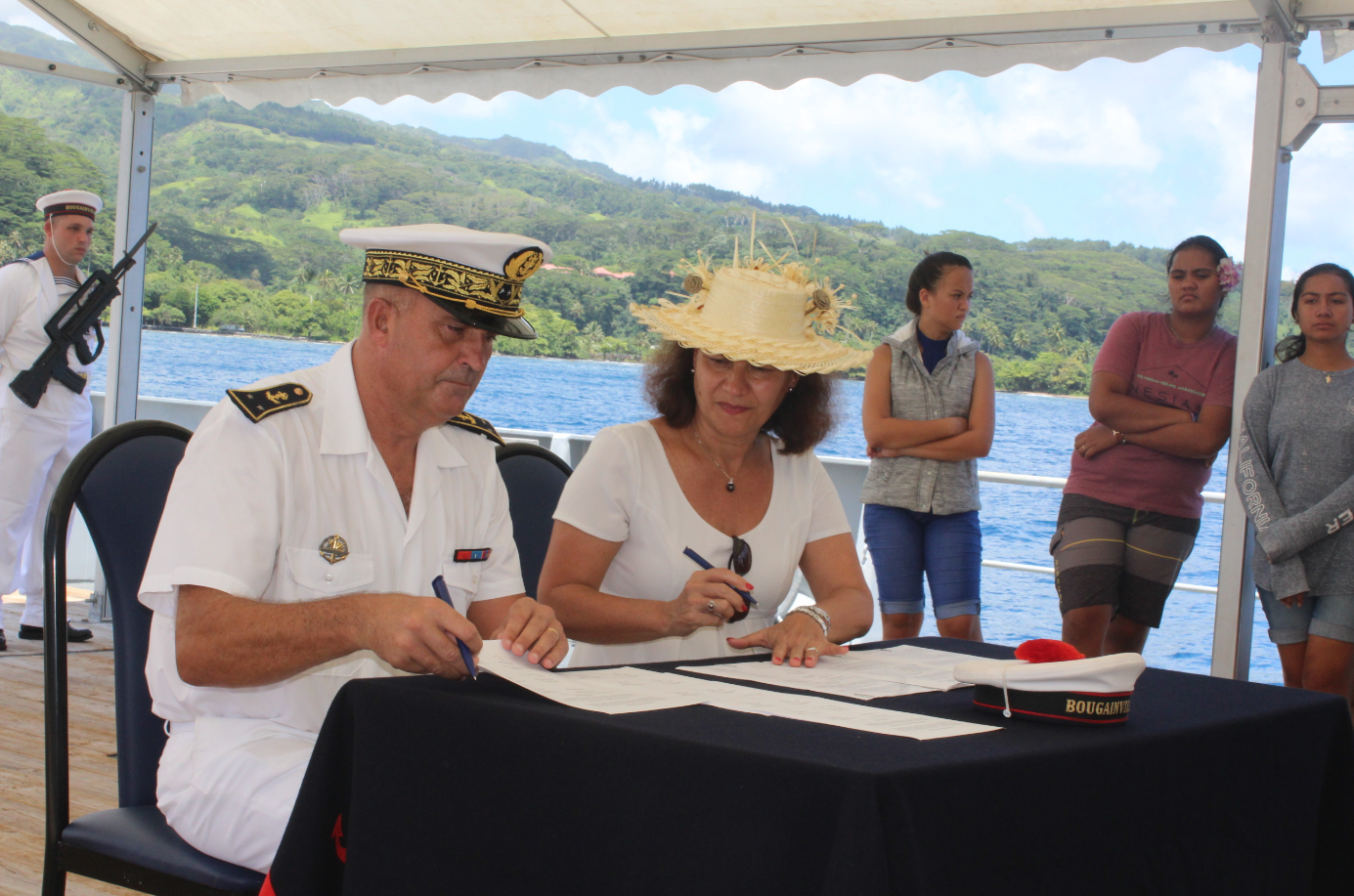 La ministre de l'Education, Christelle Lehartel et le contre-amiral, Laurent Lebreton.
