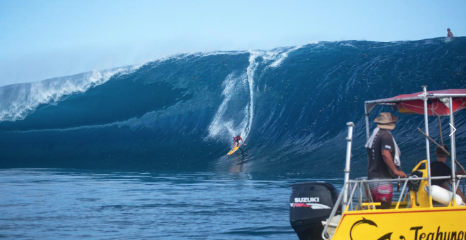 Mateia Hiquily en action lui aussi sur le spot de Teahupoo. (WSL / Romuald Pliquet)