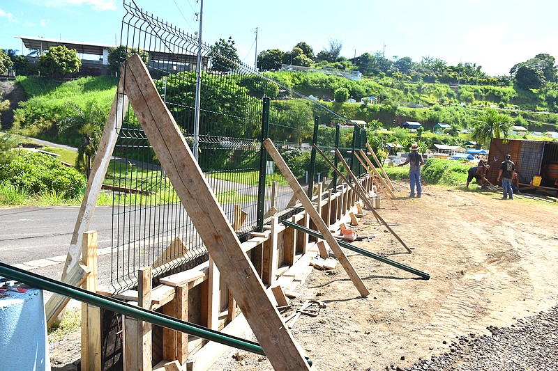 Il est prévu, entre autres, de construire une clôture en béton armé avec des grillages.
