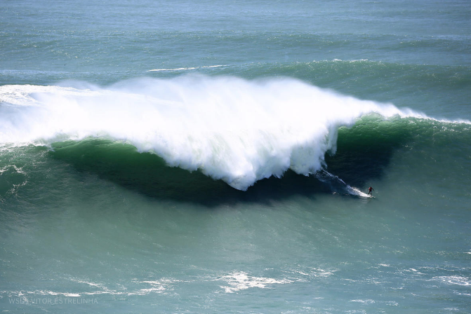 En avril 2018 Tikanui Smith avait pris une vague sur le spot de Nazaré au Portugal, réputé pour être l'un des spots de surf les plus dangereux au monde.