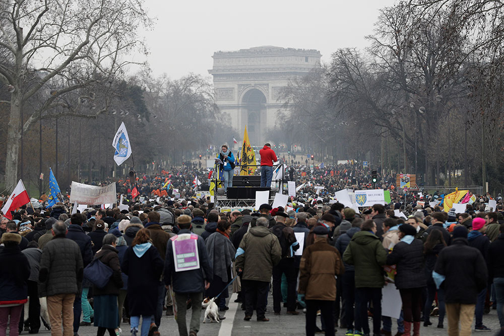 Des milliers d'anti-avortement manifestent "pour la vie" à Paris