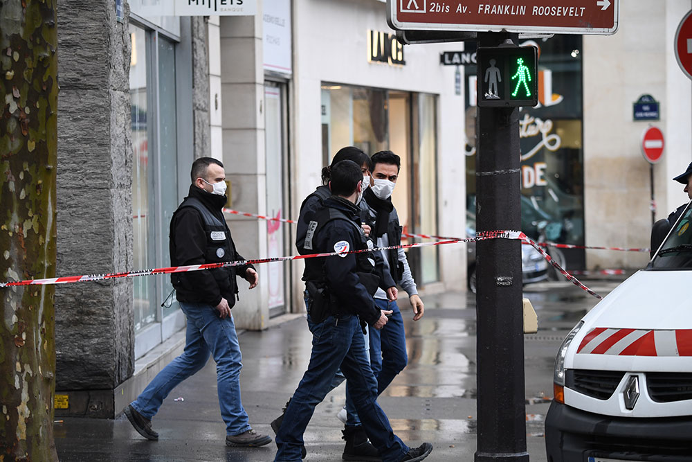Paris: une banque braquée près des Champs-Elysées, les suspects en fuite