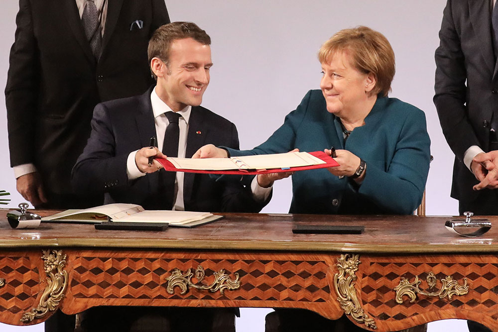 Macron et Merkel signent un nouveau traité, attaqué par les nationalistes