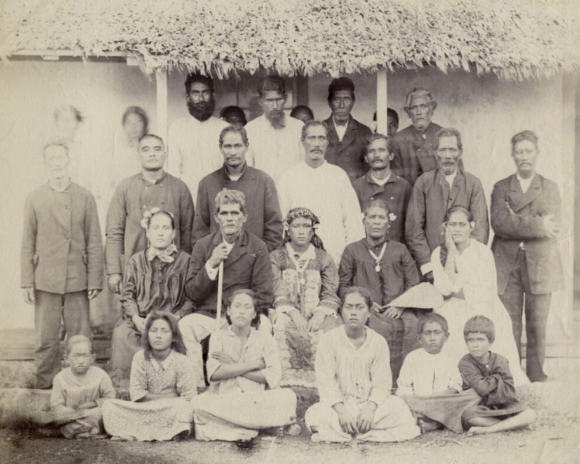 Au deuxième rang, au centre, la jeune reine Tamaeva IV en 1889, avec les membres de la famille royale et les dignitaires de son petit royaume.
