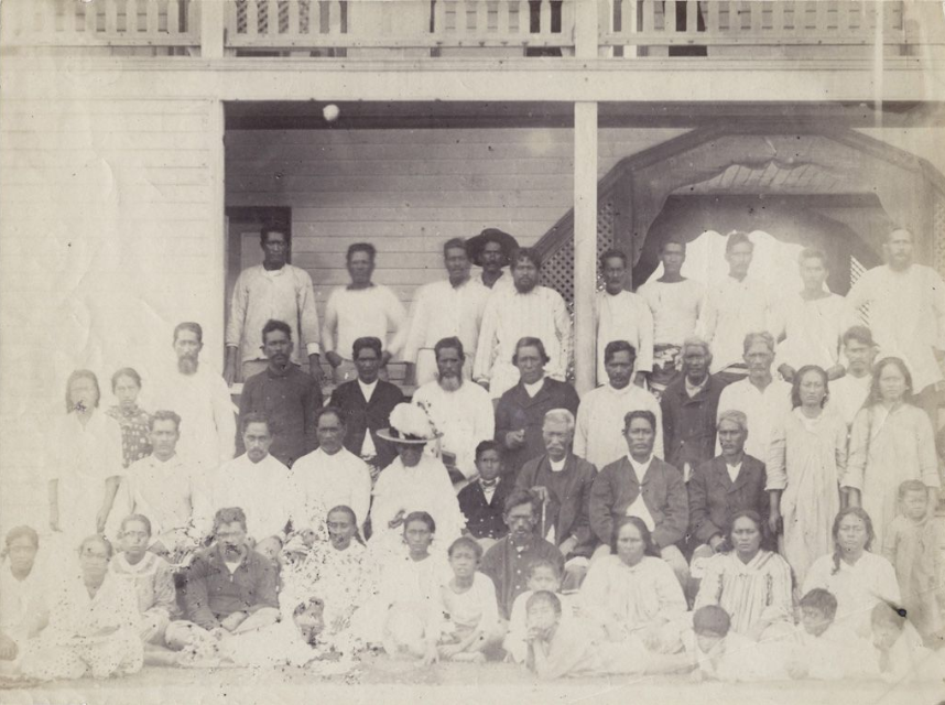 La famille royale de Rurutu avec, au centre (2e rang), le petit roi Teuruarii IV qui intégra son royaume à l’ensemble français un an avant Rimatara.