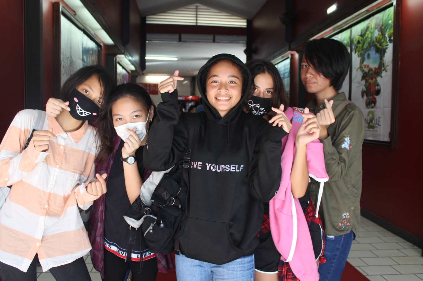 -Les jeunes avaient adopté un look de K-Pop.