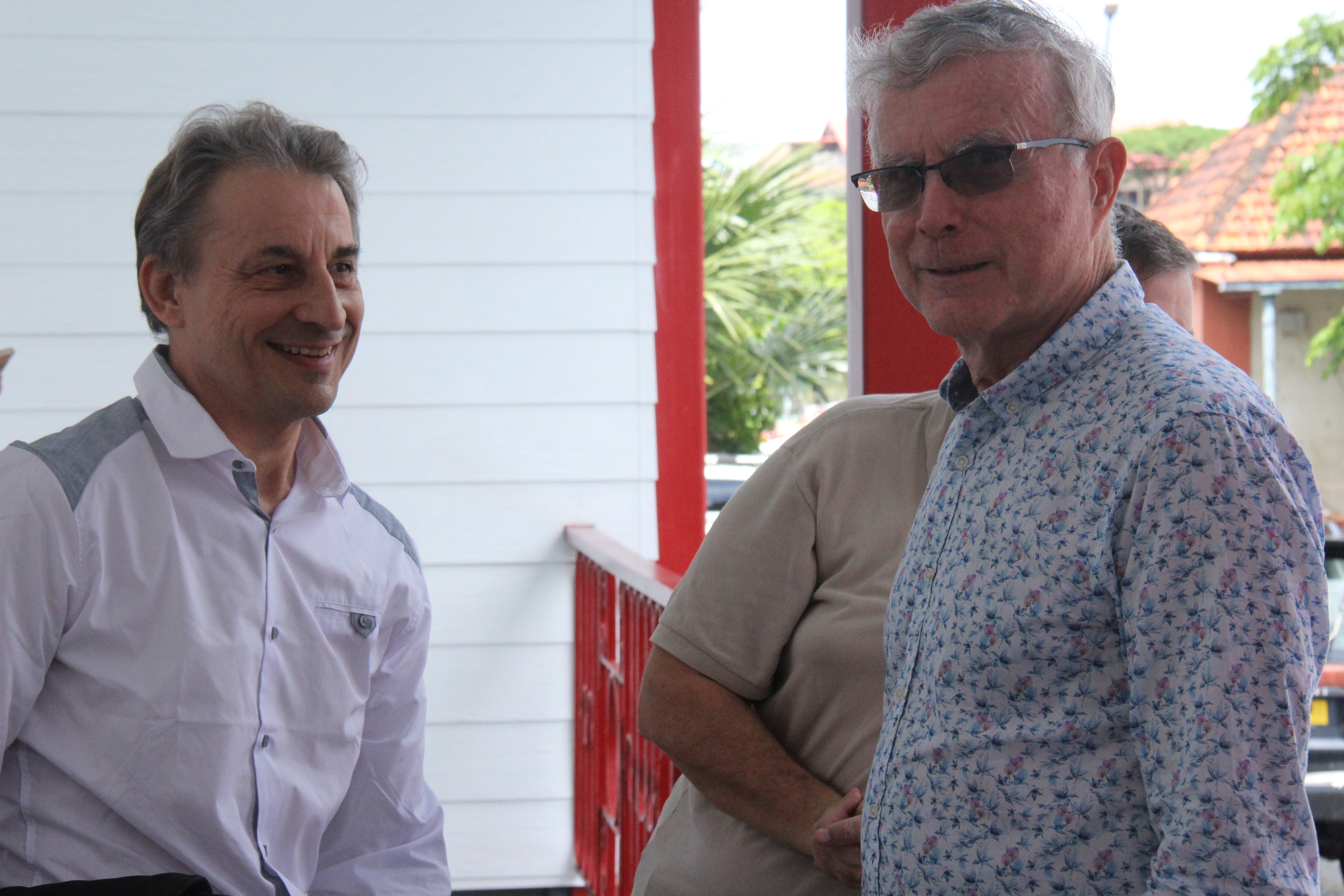 Dominique Auroy (à droite), PDG du groupe la Dépêche de Tahiti ce lundi au tribunal mixte de commerce (TMC) de Papeete.