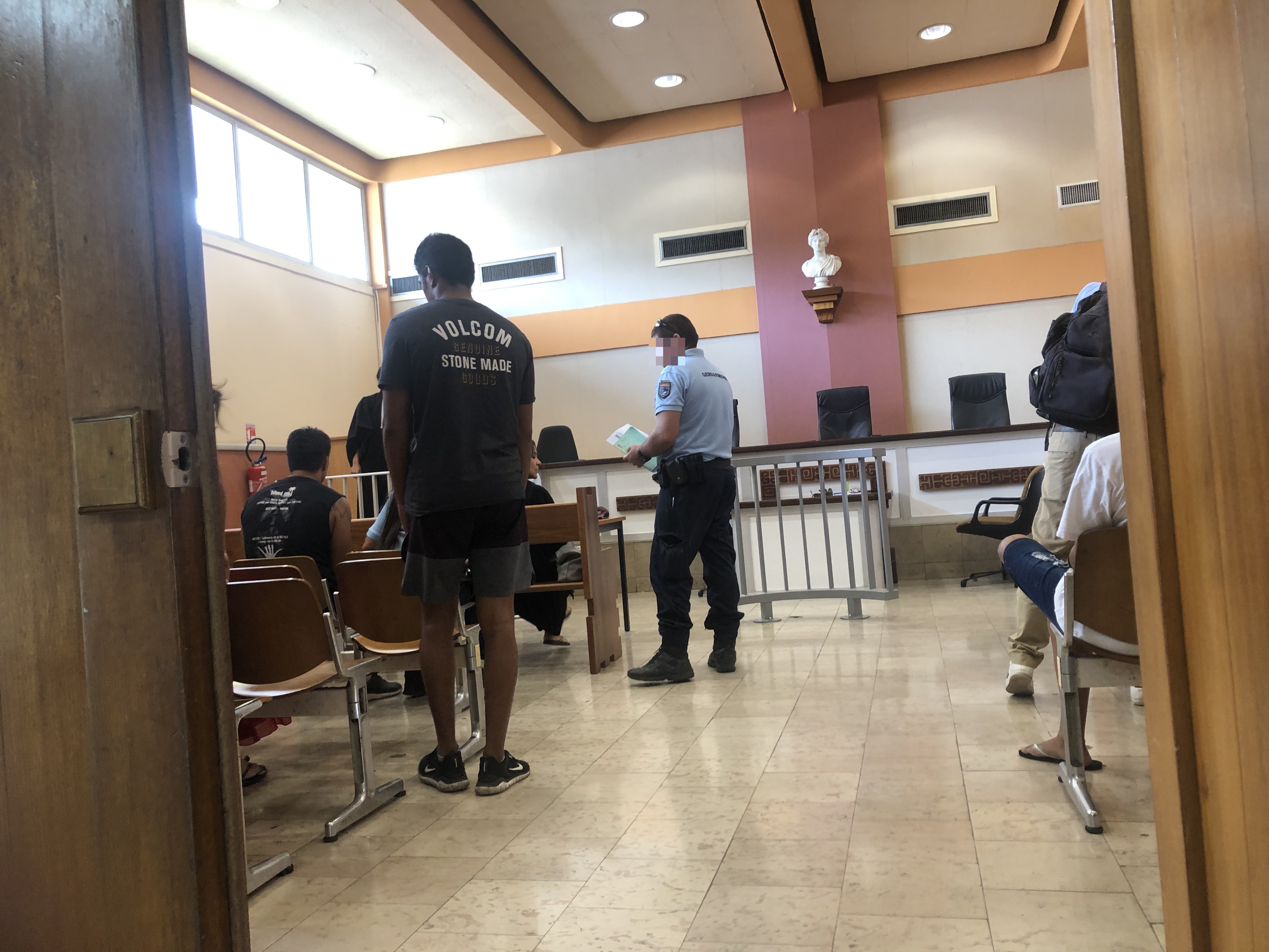 Des témoins ont indiqué auprès de la gendarmerie que le prévenu a pointé son arme, avec un chargeur vide, dans leur direction en faisant tourner à plusieurs reprises le barillet, avant de charger l'arme et de tirer à plusieurs reprises en l'air.