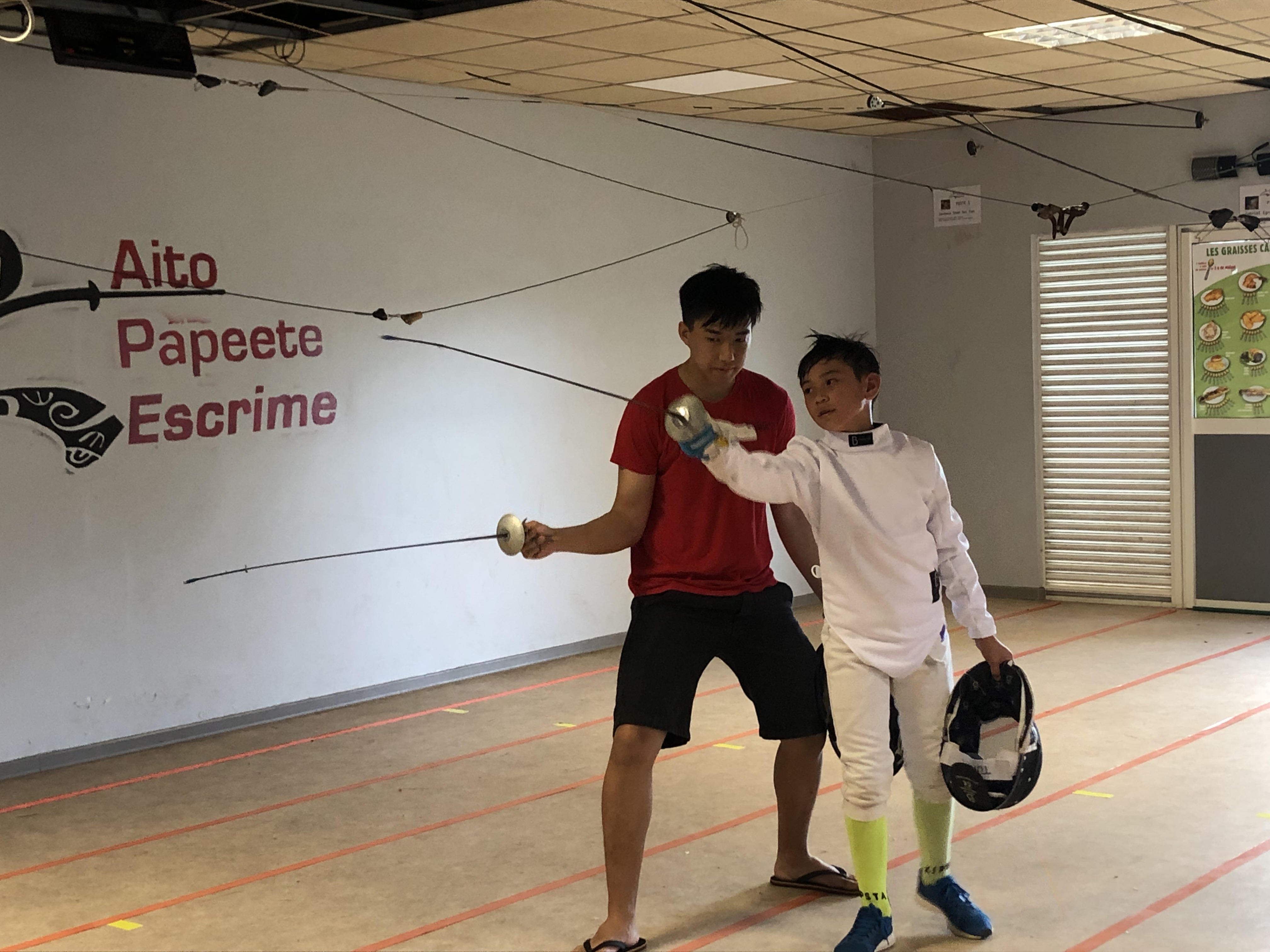 En attendant de poser ses valises très prochainement du côté de Paris, Jérémie continue de s'entraîner au sein de son club à Papeete, où il donne des conseils aux plus jeunes.