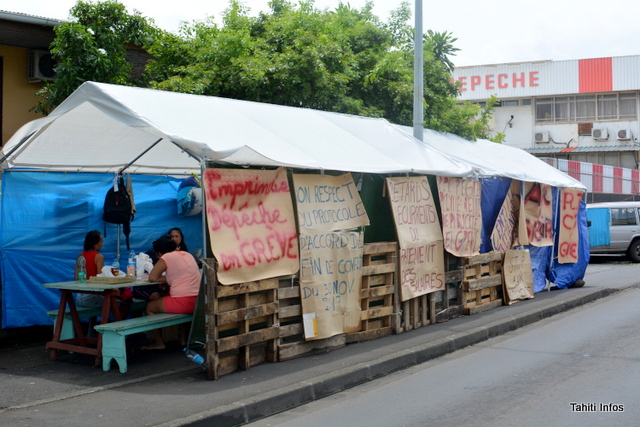 Le plan de continuation proposé par la direction de La Dépêche de Tahiti prévoit soit des licenciements économiques, soit une réduction du temps de travail. Il est censé éviter aux derniers salariés du groupe de subir le même sort que les salariés de l'imprimerie de l'entreprise. Après sa mise en liquidation, la vente des biens de l'entreprise, comme son immense rotative industrielle, n'a pas permis de verser d'indemnités de licenciement aux salariés.