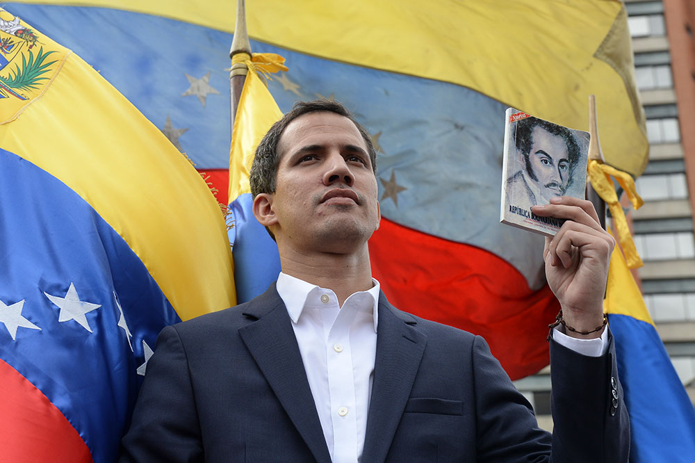 Guaido, président autoproclamé, interdit de quitter le Venezuela