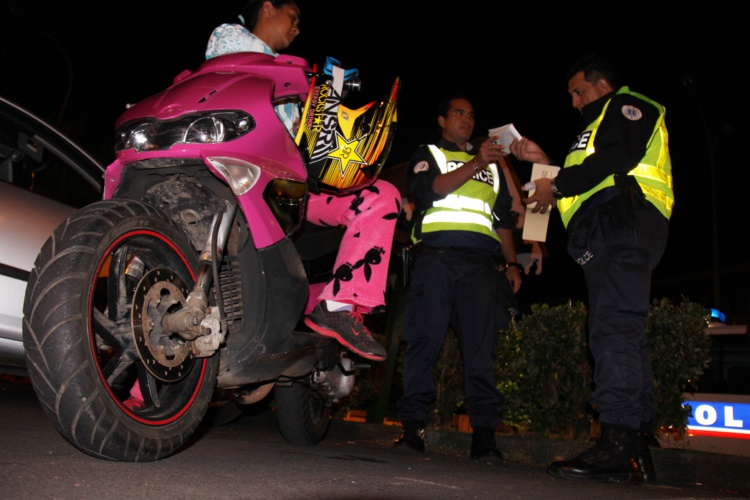 Une centaine de deux-roues lors d'un rodéo sauvage à Faa'a