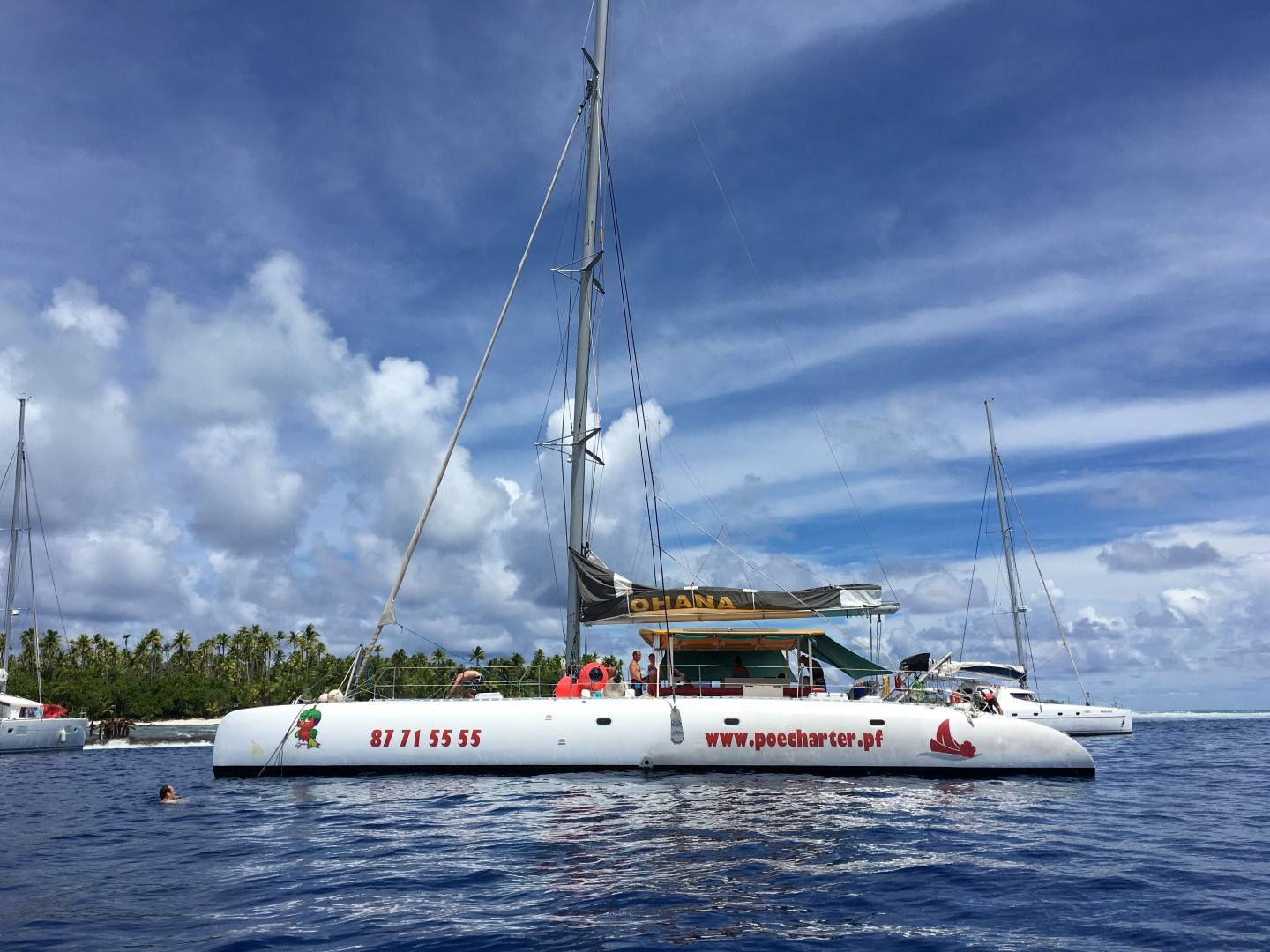 Trois catamarans neufs seront disponibles prochainement sur place pour satisfaire une clientèle de passionnés de voile, curieuse de découvrir la beauté des lagons paumotu. (Photo : Facebook Poe Charte)