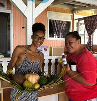 Tedyna et Gisèle ont fait un échange grâce au nouveau groupe Facebook  Tahiti - Je "donne" un OBJET contre des fruits ou légumes du Fenua ».