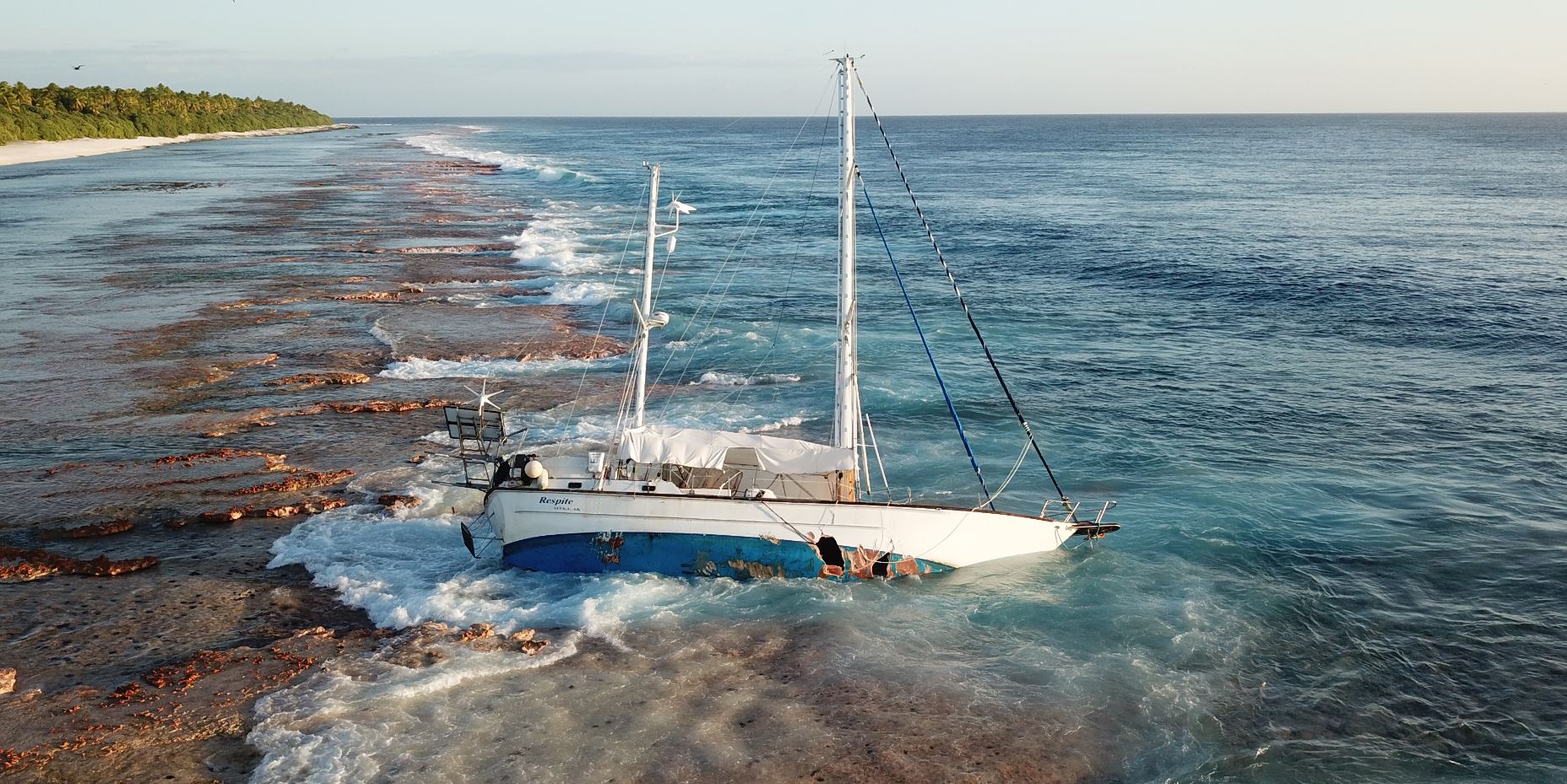 Le Bougainville porte secours à un voilier au Kiribati