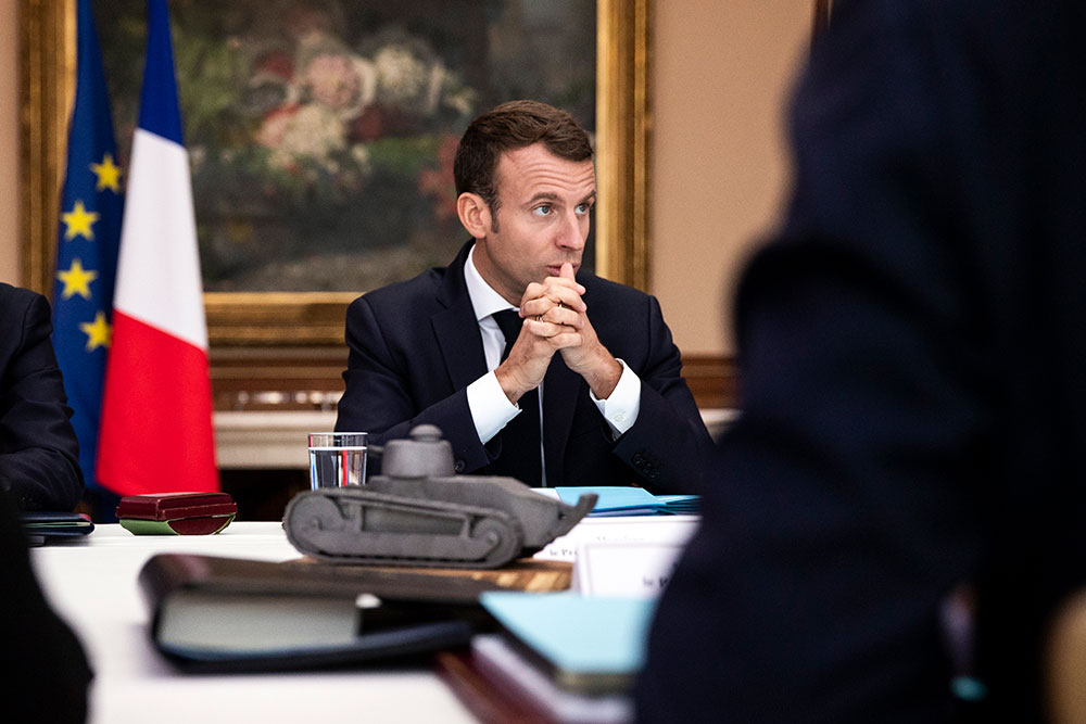 Macron face à un millier de jeunes pour les impliquer dans le grand débat
