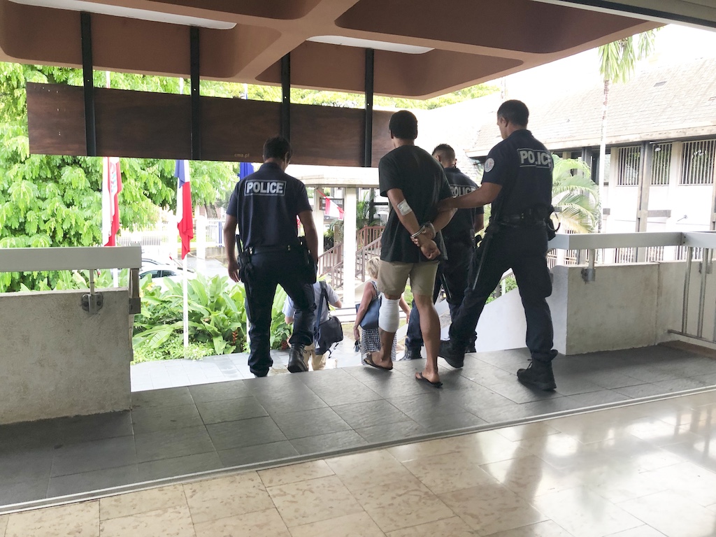 Le prévenu, avec l'appui d'un complice mineur, avait alors dérobé à vélo un sac à dos appartenant à la victime qui contenait un porte-feuille, une carte de crédit, une tablette et la somme de 300 dollars.