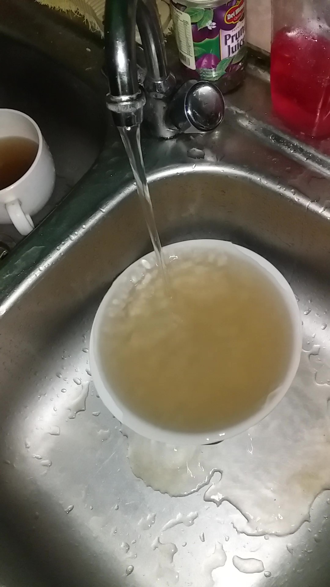 Les habitants de Papetoai n'en peuvent plus de leur eau sale.