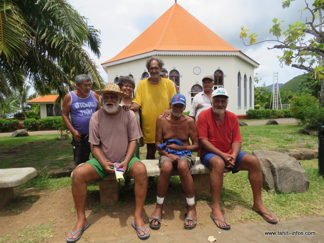 Les membres de l'association "Te tama no Faaroa i Papetoai".