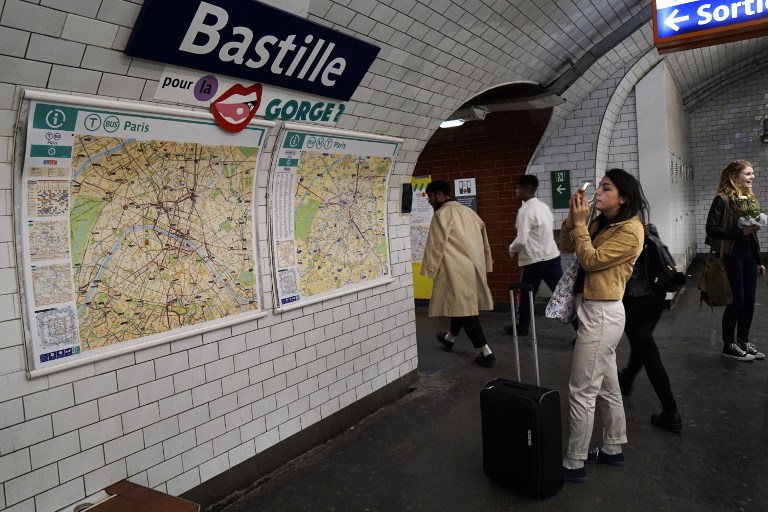 Paris: un homme gravement brûlé après avoir été aspergé d'un liquide dans le métro
