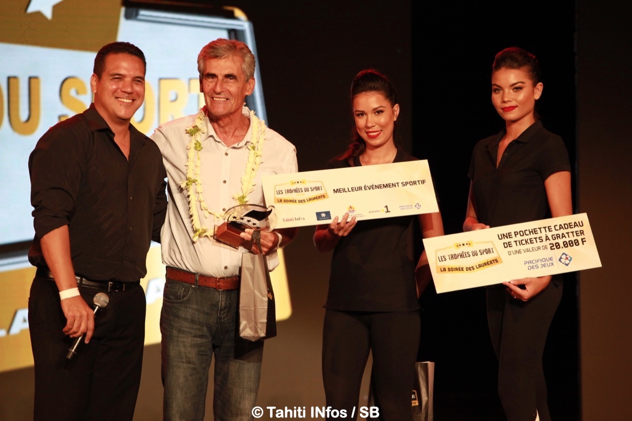 Jean Chicou a reçu le prix du Best Event, remis par Ariitea Bernardino représentant le Pays