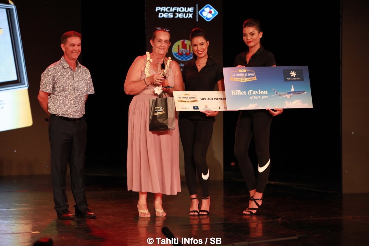 La mère de Moana Pito était là pour représenter son fils Moana, gagnant du Trophée du meilleur espoir