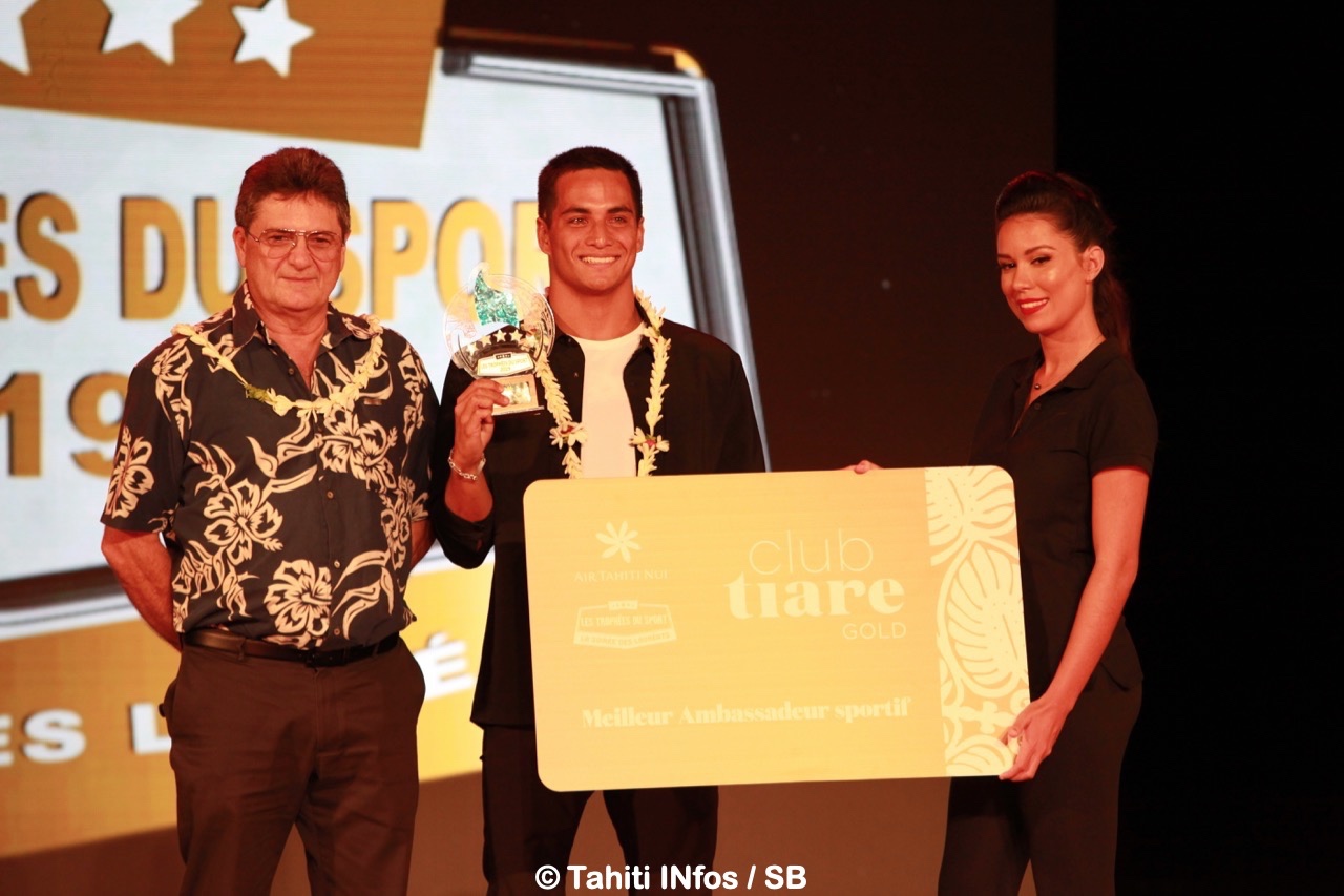 Mihimana Braye, prix spécial Air Tahiti Nui du meilleur ambassadeur de la compagnie avec Michel Monvoisin, Pdg d'Air Tahiti Nui