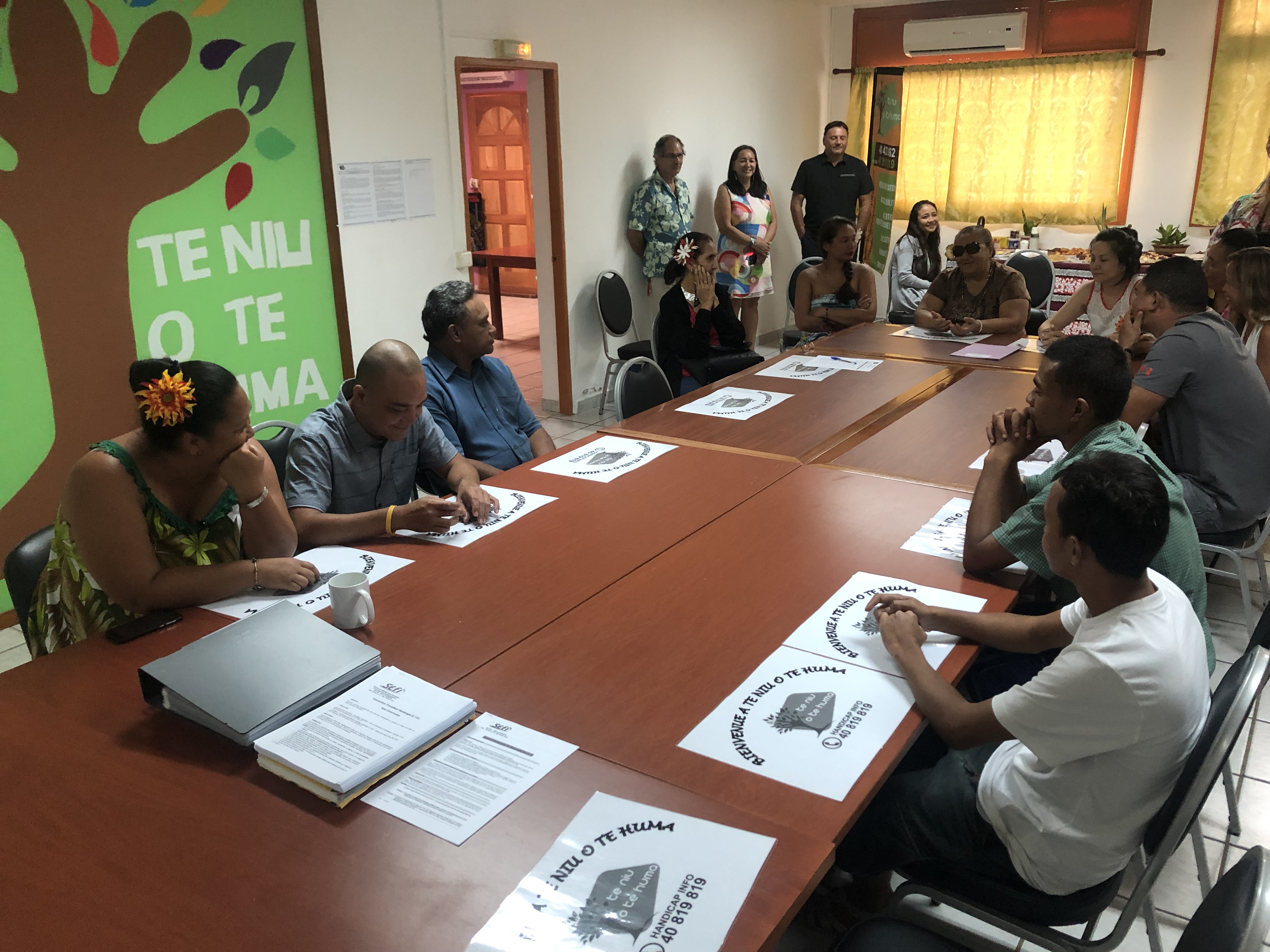 "Notre mission est aussi de sensibiliser les entreprises à la problématique du handicap. Parce que le handicap reste encore aujourd'hui quelque chose qui fait peur au sein des entreprises",  a expliqué Henriette Kamia, présidente de la fédération Te niu o te huma.