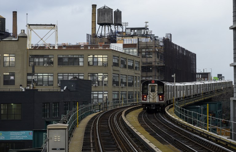 Une voiture force un passage à niveau dans l'Etat de New York: trois morts