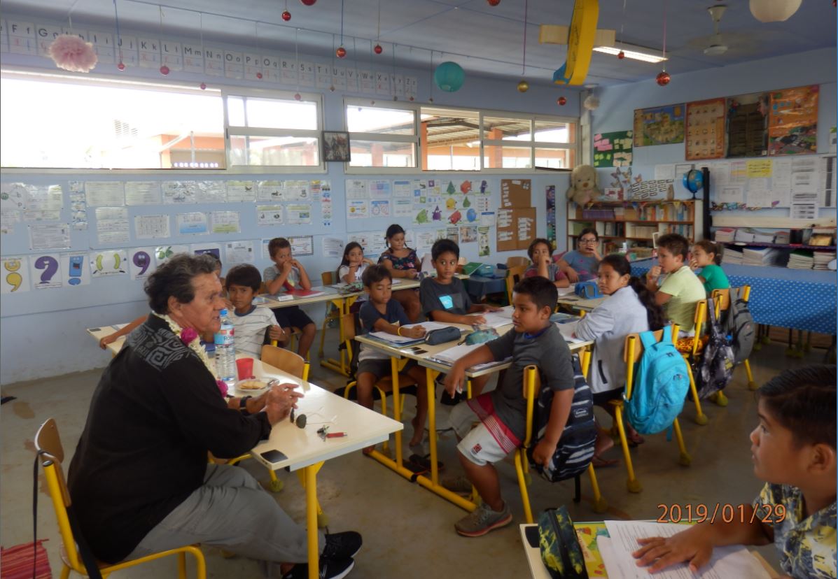 John Mairai, lors de son intervention devant les élèves de la classe de CM2-3 de l’école Saint-Hilaire.