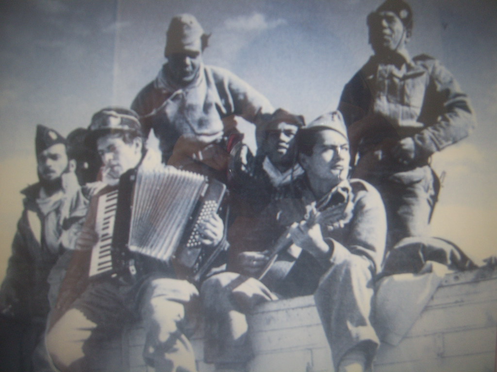 Le tamarii volontaire Jean-Roy Bambridge, ici avec son accordéon dans le fameux Bataillon des Guitaristes.