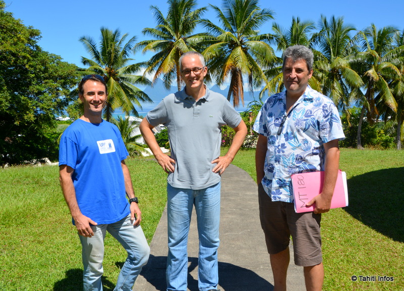 Marotea Vitrac, doctorant participant au concours "Ma thèse en 180 secondes" ; Alban Gabillon, directeur de l'École doctorale du Pacifique ; Christophe Batier, responsable du pôle TICE et coach des candidats.