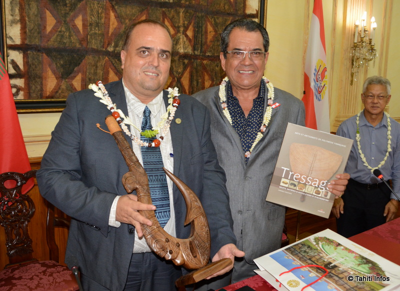 La signature a été suivie d'un échange de cadeau entre Édouard Fritch et David Vergé.