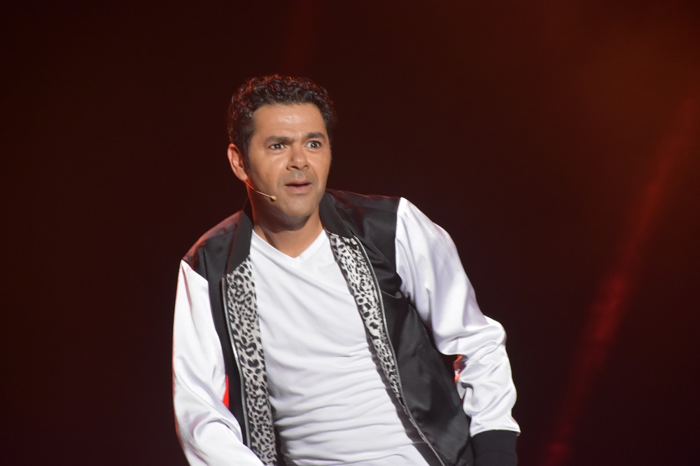 " La dernière que j'étais venu, Gaston Flosse était encore président", a lâché l'humoriste au moment de commencer son spectacle.