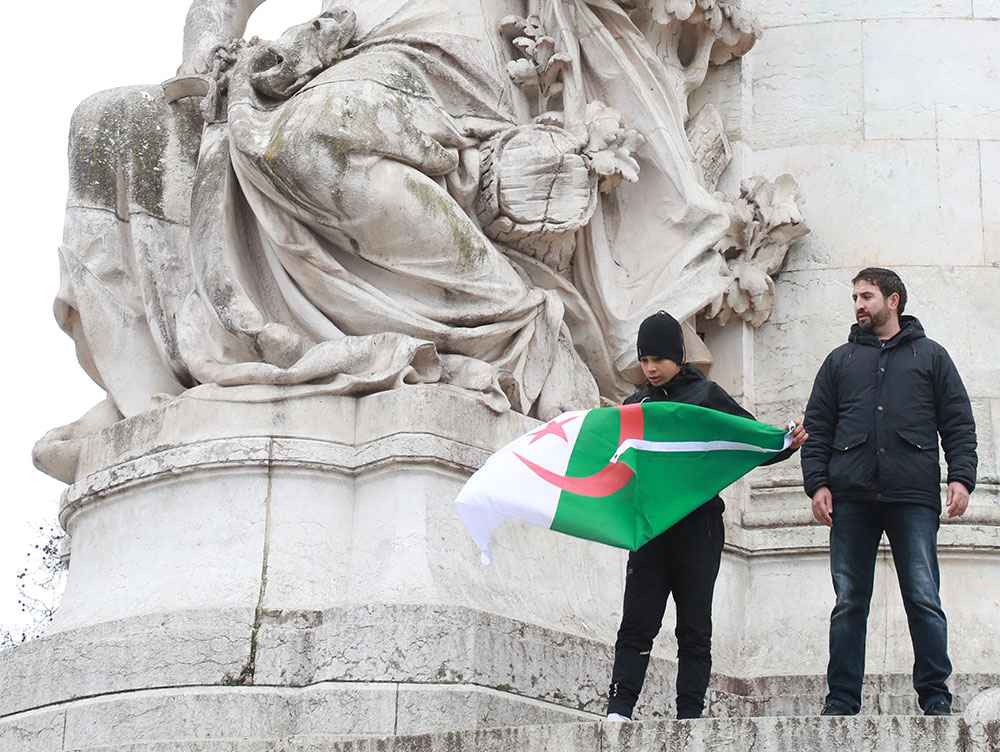 Des milliers de manifestants en France contre un 5e mandat de Bouteflika