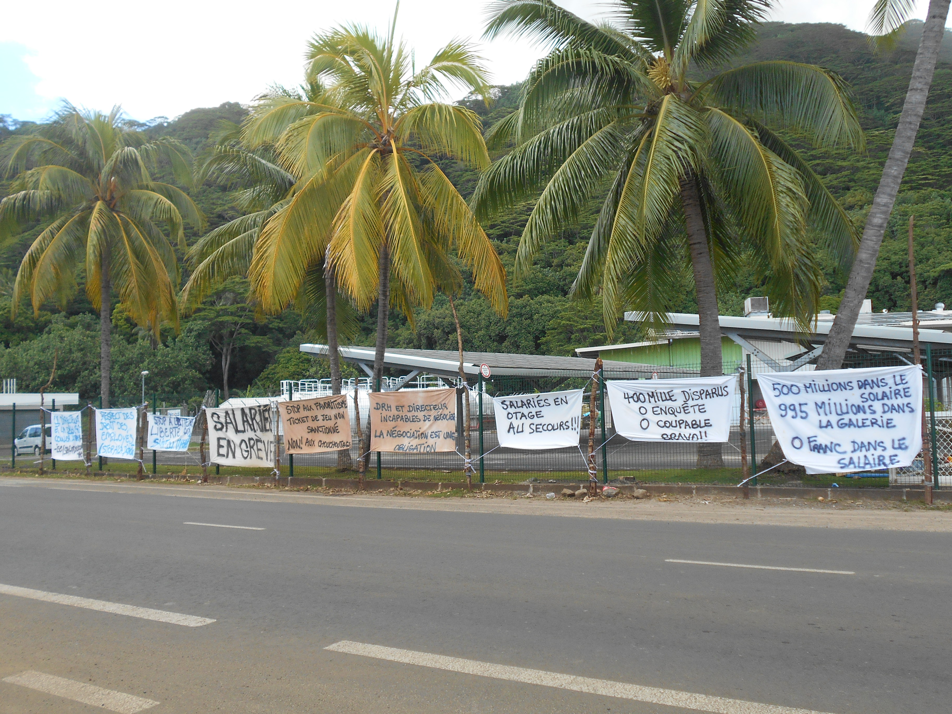 Un barrage filtrant à l'entrée de Champion Toa Moorea