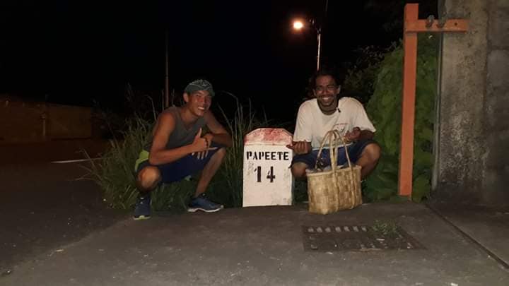 Arrivés à la Punaru'u très tard dans la soirée après 17 heures de marche.crédit : Facebook Nana sac plastique.