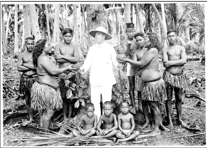 Le premier missionnaire arriva à Nauru en 1888, juste avant les Allemands. Celui-ci a été photographié au milieu de ses ouailles en 1916.