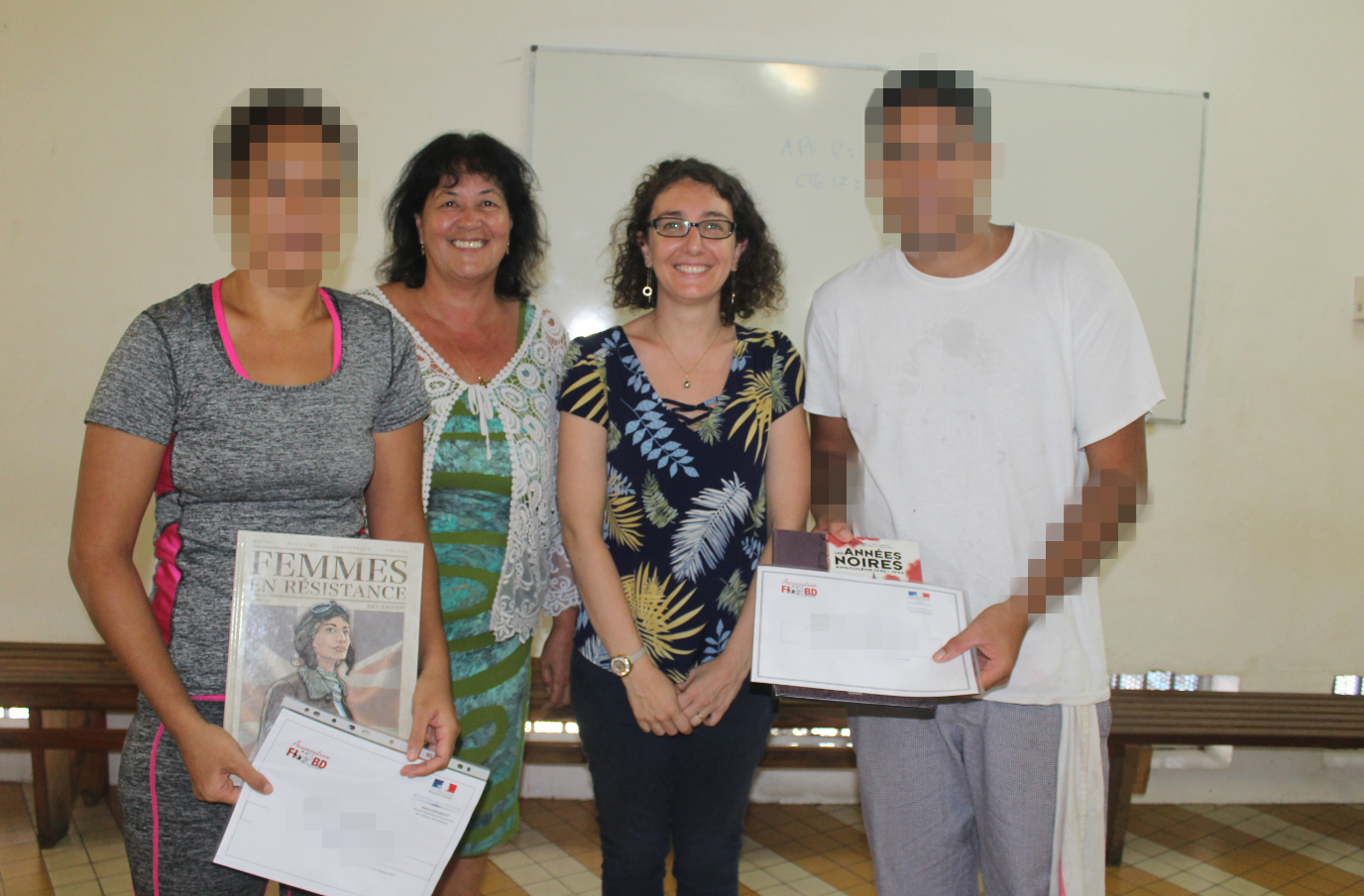 : Deux des lauréats, aux côtés d'Evelyne Le Cloirec et de Mélanie Place, lors de la remise des prix à Nuutania.