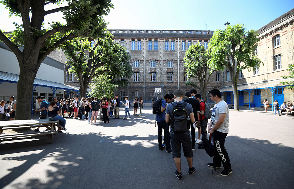 Climat: Blanquer annonce des débats vendredi "dans tous les lycées"
