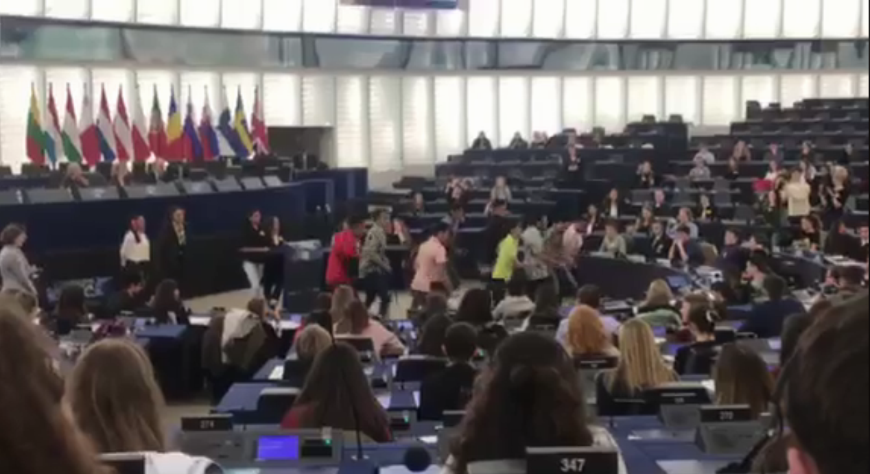Le haka des élèves de Papara au Parlement européen