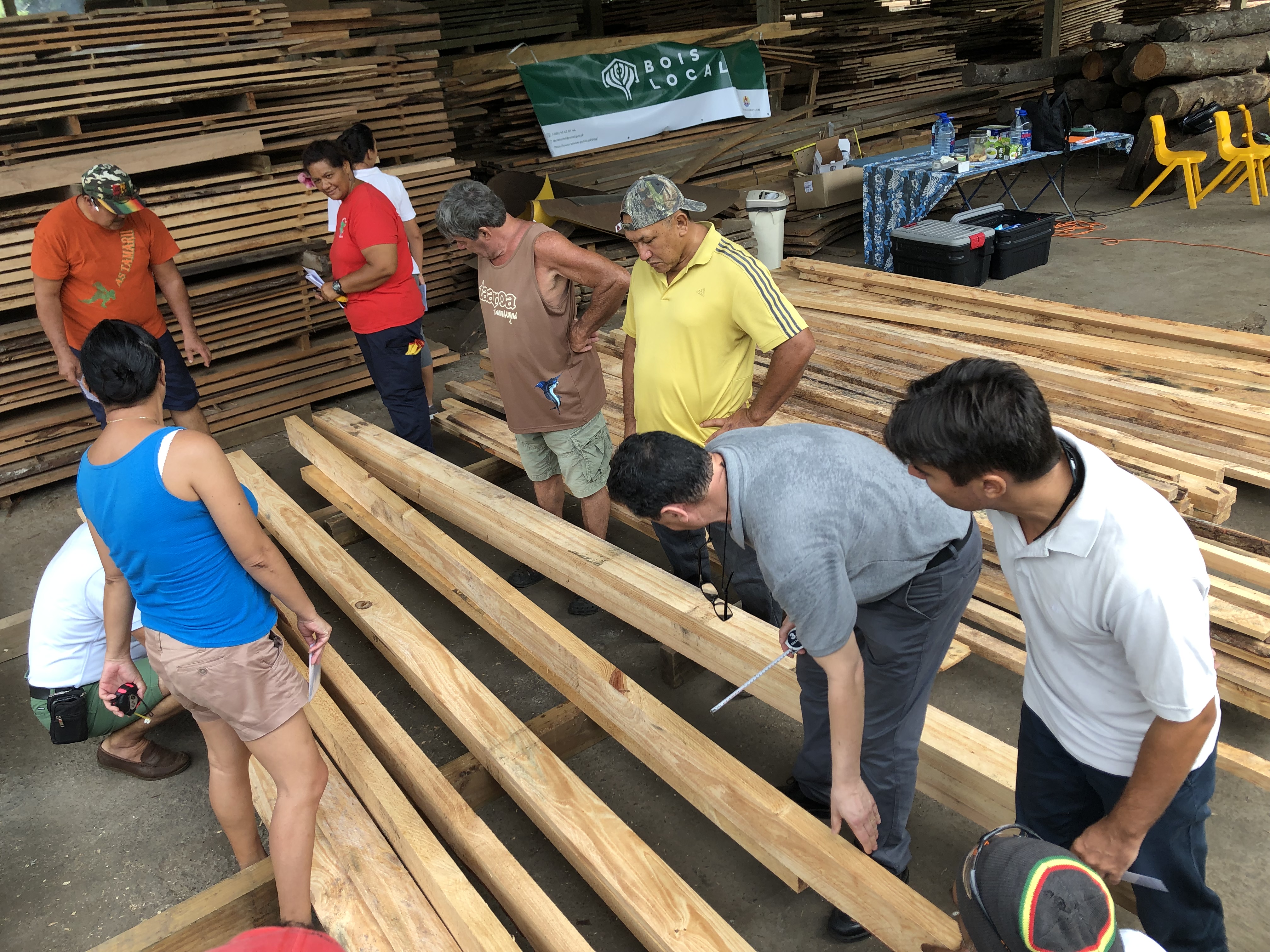 "On a repris les techniques de sciage et de séchage. Mais le but de cette formation est de trier les bois et de faire de la reconnaissance visuelle. Identifier les défauts afin de sélectionner les bois qui répondent aux normes du marché", explique Yoann Moussu de la cellule foret et aménagement rurale à la direction de l'agriculture.