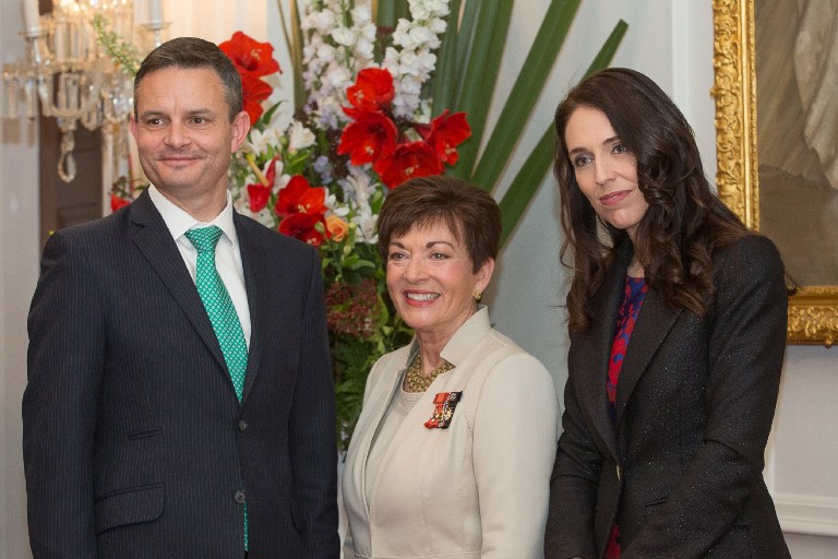Le ministre du Changement climatique James Shaw (à gauche).