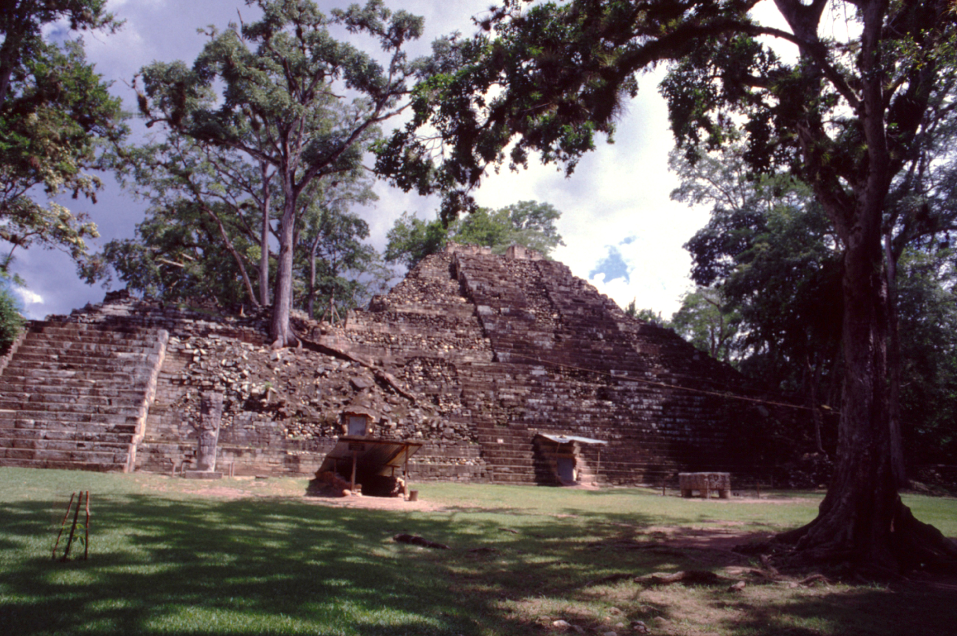 A la manière d’Angkor ou du Machu Picchu, les ruines de Copan étaient complètement recouvertes par la forêt tropicale avant les premières fouilles au XIXe siècle.