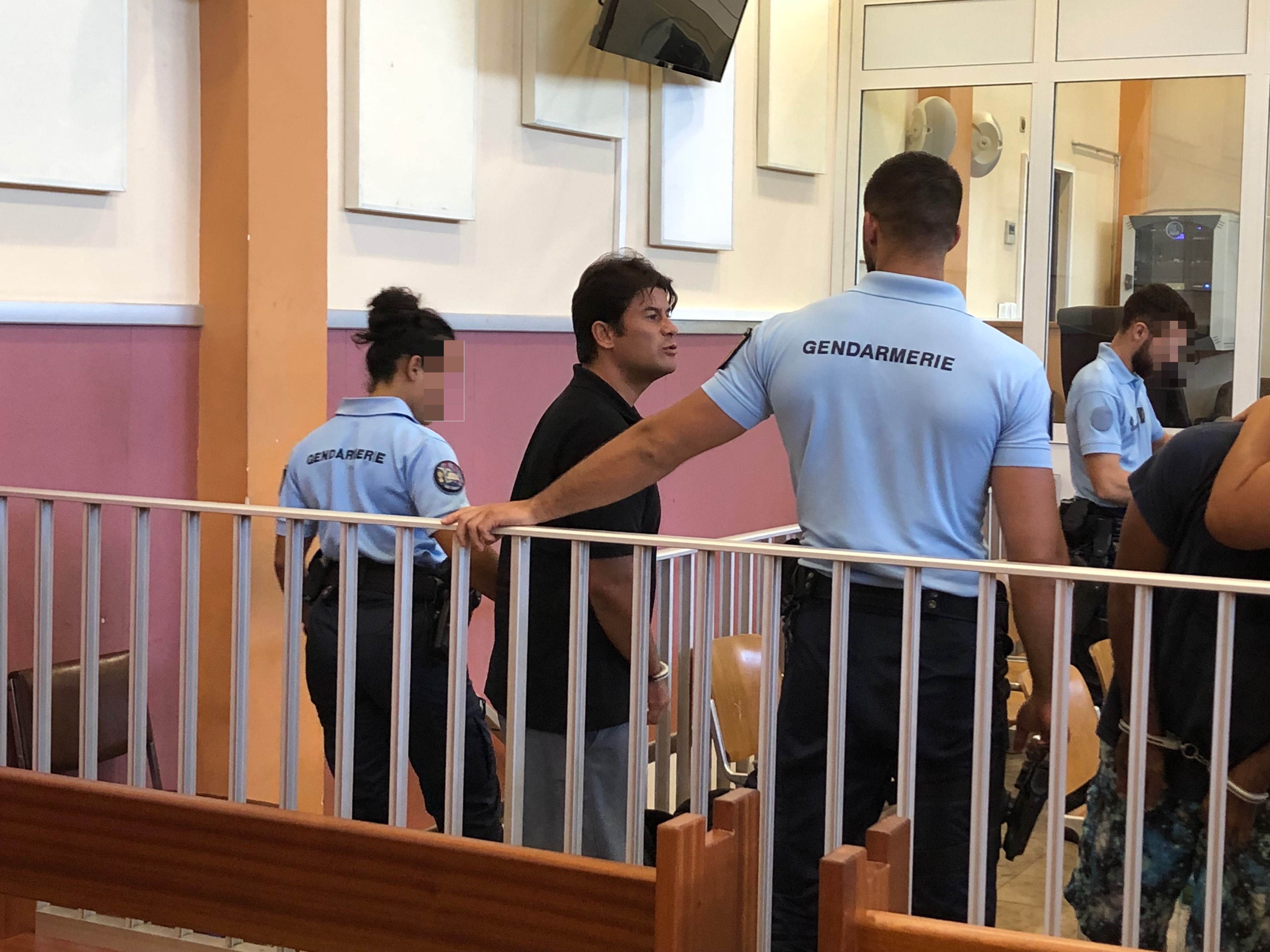 Entre janvier 2013 et décembre 2014, Moerani Marlier est soupçonné d'avoir été à la tête d'un trafic d'ice qui a impliqué une dizaine de personnes. Durant cette période l'intéressé aurait importé 800 grammes d'ice de Hawaii, pour une valeur marchande de 96 millions de francs.