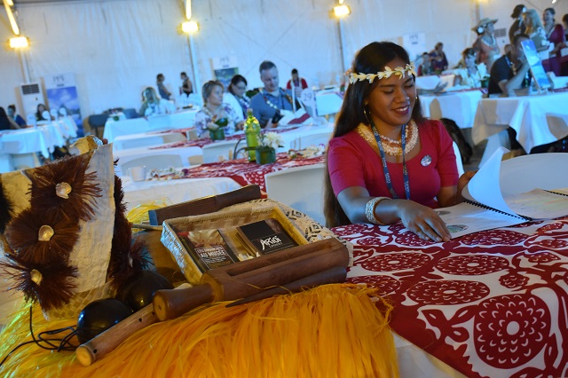 La représentante de Arioi Experience a déposé devant elle, more, tō'ere, battoir à tapa… L’immersion culturelle commence déjà.