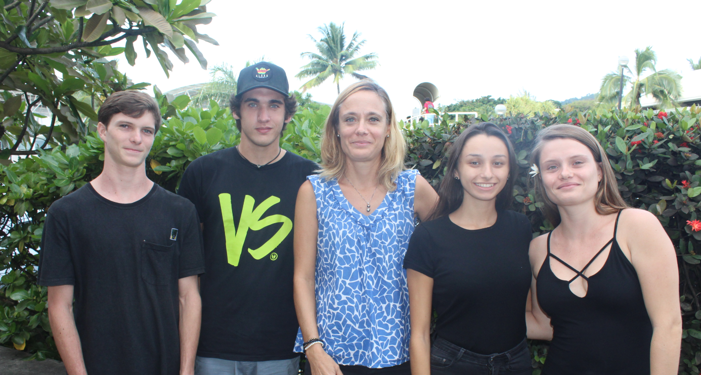 Ian, Nainoa, Lola et Manon et leur professeur Hélène Collange.