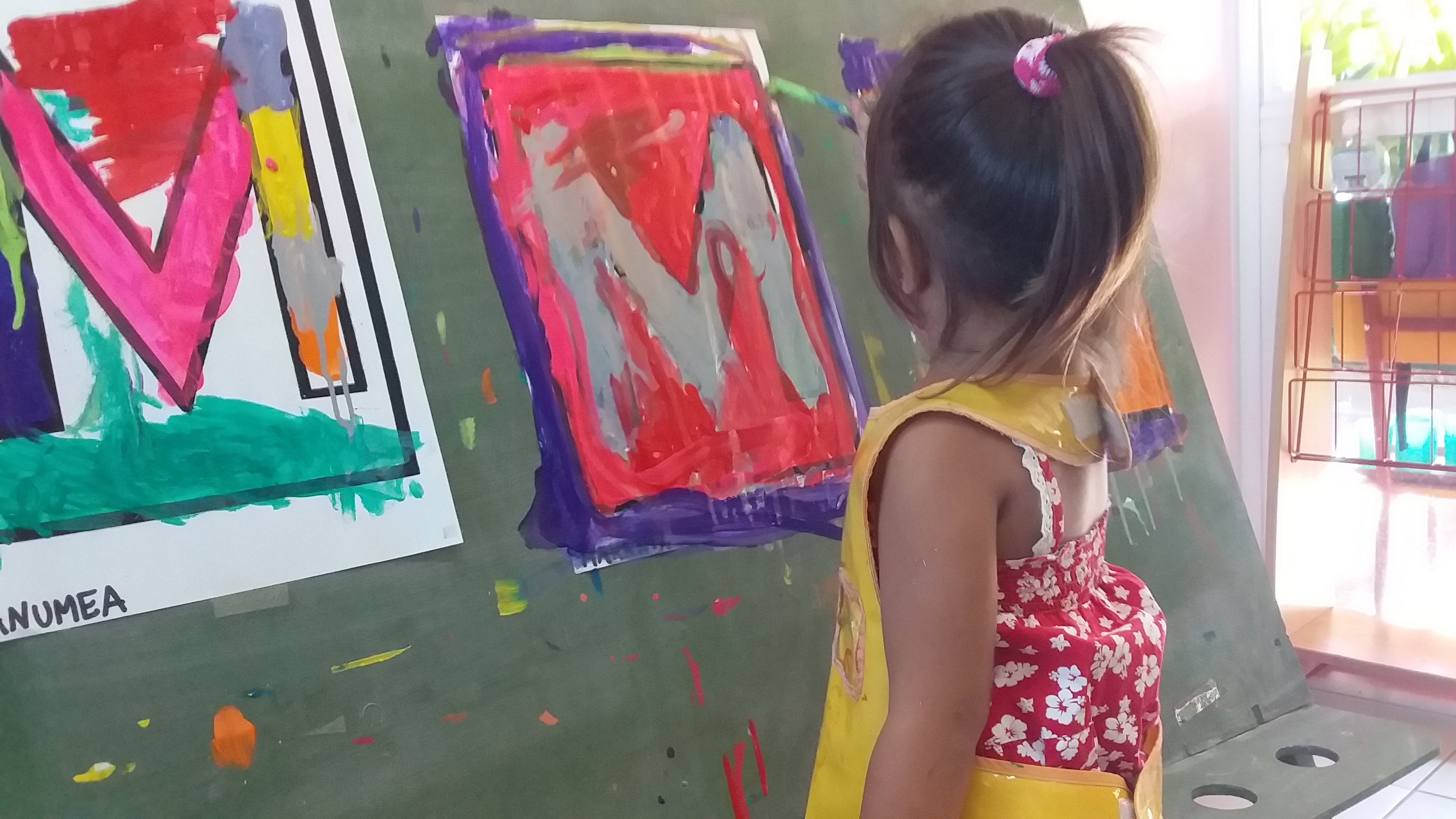 Dès la petite section, les enfants apprennent à reconnaître les lettres.
