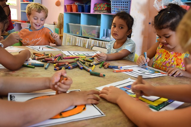 Les enfants sont heureux de pouvoir montrer aux parents leur travail.