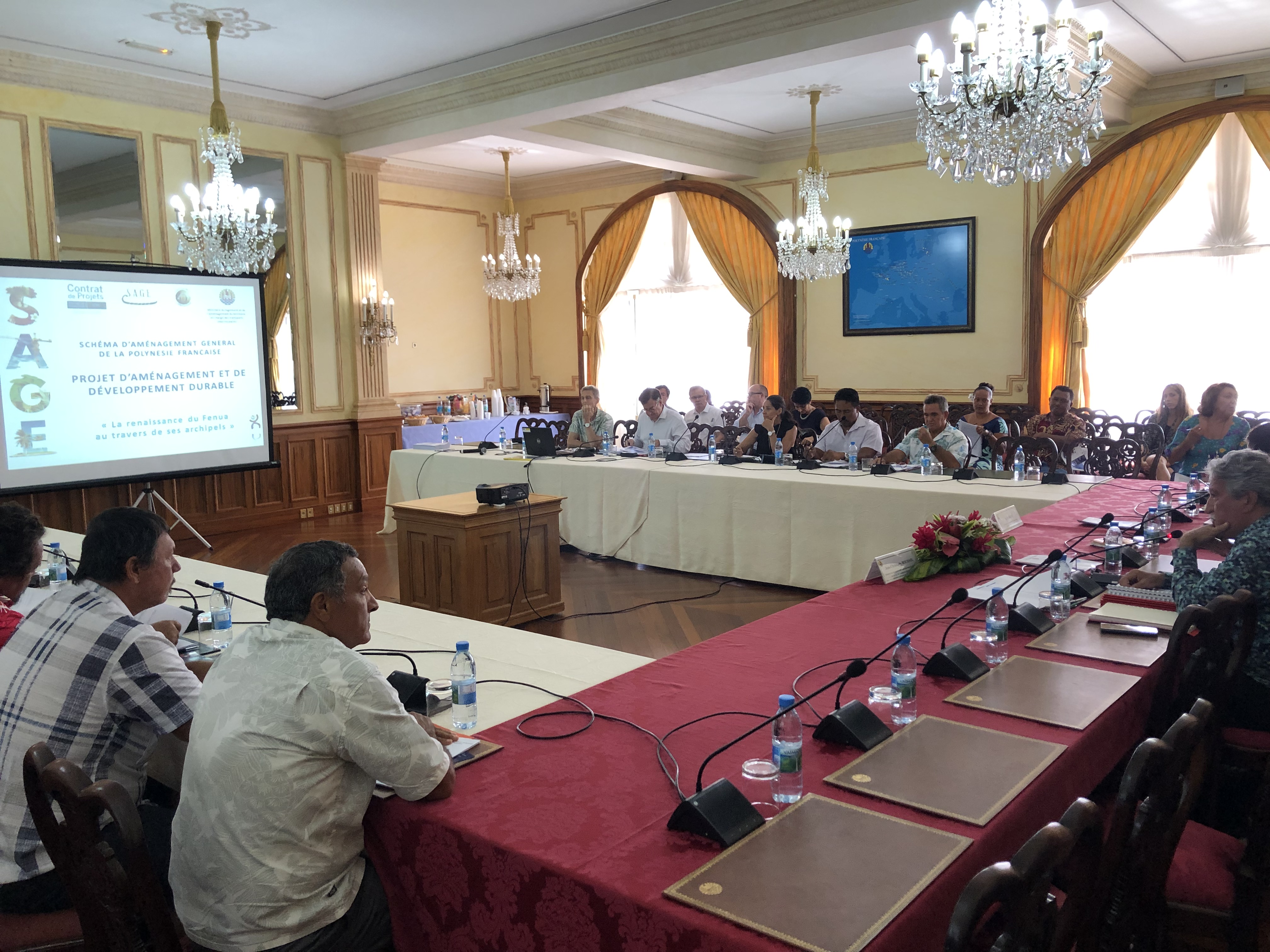 L'un des objectifs du SAGE est de "favoriser un développement équilibré des cinq archipels fondé sur leurs spécificités, avec l’objectif d’inverser les flux migratoires. Les archipels éloignés deviennent attractifs et les activités locales s’y développent autour de véritables capitales d’archipel."